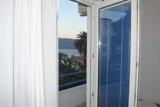 Апартаменты Studios Adriatic Херцег-Нови Номер-студио с балконом и видом на море-7